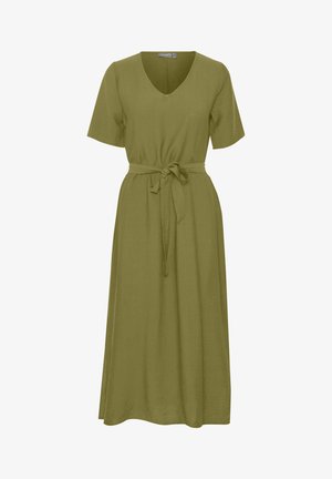 Robe vert olive en tissu léger, avec un décolleté en V, des manches courtes, une ceinture à nouer à la taille et une jupe fluide arrivant aux chevilles.