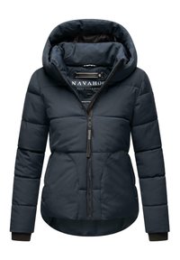 Marinblå pufferjacka med huva, dragkedjestängning och ribbade ärmslut. Har kvartsmaskigt mönster och en något rundad nederkant för en figurnära look.