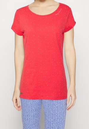 Rød stof t-shirt med korte ærmer og scoop neckline, prydet med små flerfarvede prikker og et logo på den øverste venstre side.