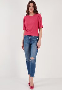 LELA REGULAR FIT - Lihtne T-särk - fuchsia