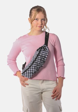 Schwarz-weiß karierter Hüftbeutel mit schwarzem Gurt, mit einer raffinierten Form und strukturierter Oberfläche, getragen über einem rosa gerippten Pullover.