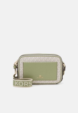 Sac bandoulière rectangulaire Michael Kors avec poche avant verte, motif monogramme MK beige et large sangle ajustable avec texte du logo.