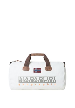 Sac polochon blanc Napapijri avec poignées marron, écusson du drapeau de la Norvège et texte "Napapijri geographic" à l'avant.