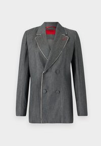 Grå denim dobbeltradet blazer med kontrastfarget hvit søm, hakkede slag og rød innredning. Har runde knapper og strukturert design.