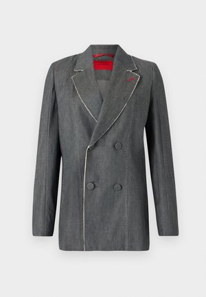 Grå denim dobbeltradet blazer med kontrastfarget hvit søm, hakkede slag og rød innredning. Har runde knapper og strukturert design.