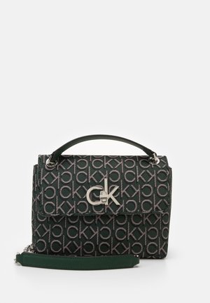 Sac à main vert foncé avec motif répétitif du logo CK, fermoir CK argenté, poignée supérieure et bandoulière amovible sur fond blanc.