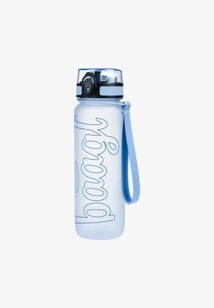Wiederverwendbare Wasserflasche aus transparentem Kunststoff mit blauen Akzentfarben, konischer Form, Tragegurt und schwarzem Deckel mit Knopfmechanismus.