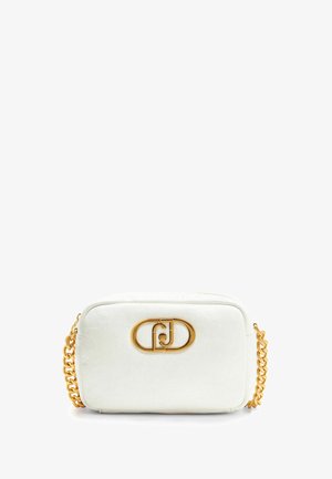 Witte leren schoudertas met een gestructureerde afwerking. Beschikt over een gouden kettingriem en een opvallend gouden logo-accent aan de voorkant. Ritssluiting.