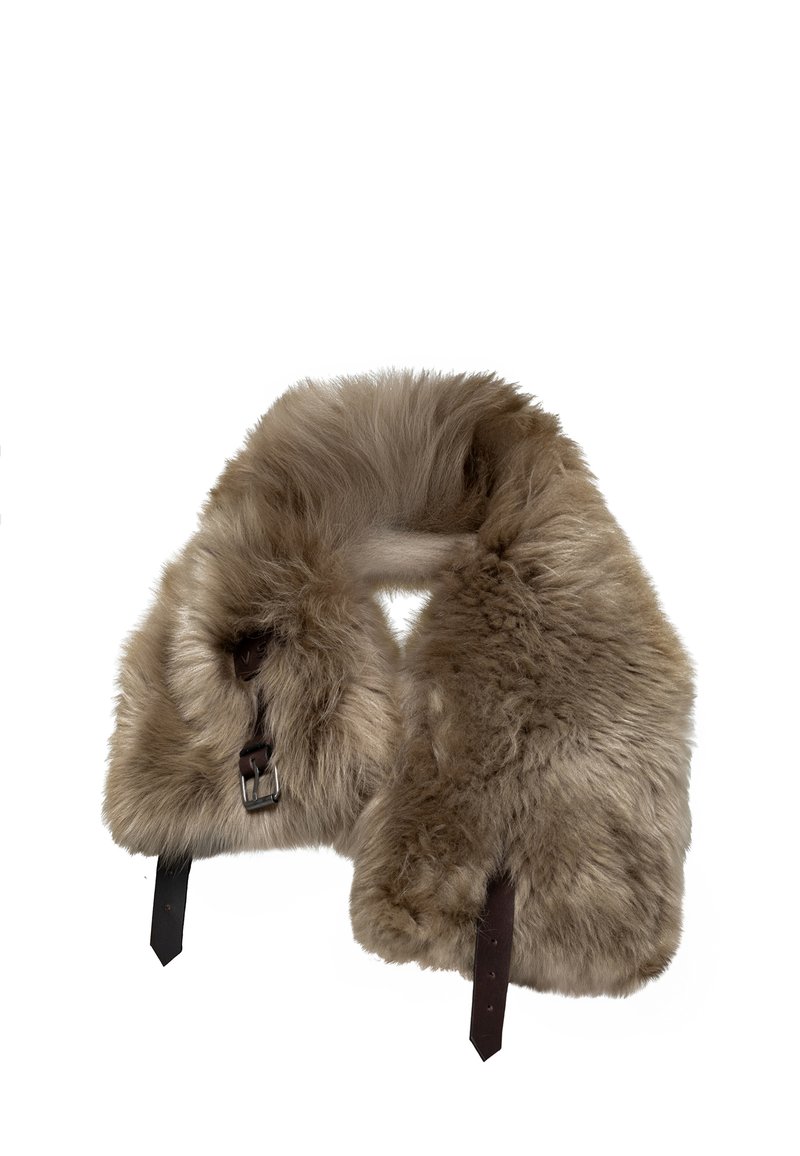 Collare di pelliccia soffice marrone con cinturini in pelle nera e fibbia metallica su sfondo bianco.