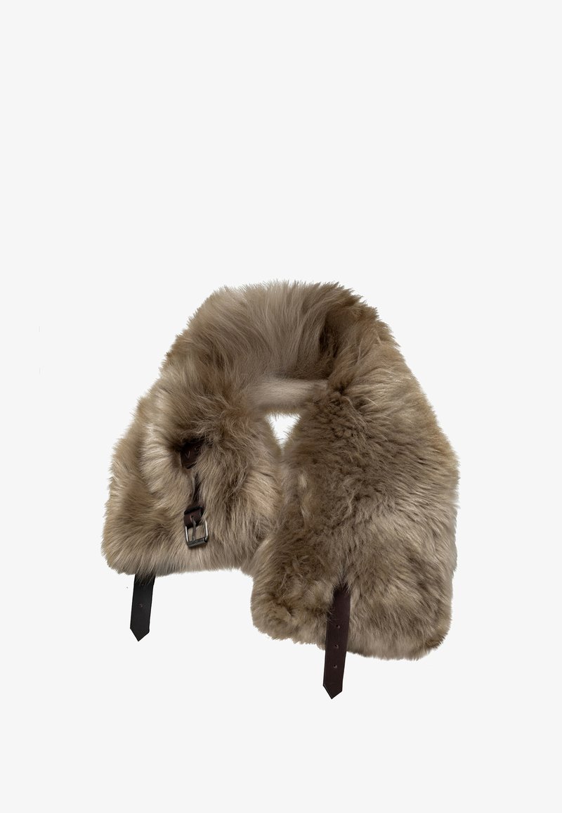 Collare di pelliccia soffice marrone con cinturini in pelle nera e fibbia metallica su sfondo bianco.