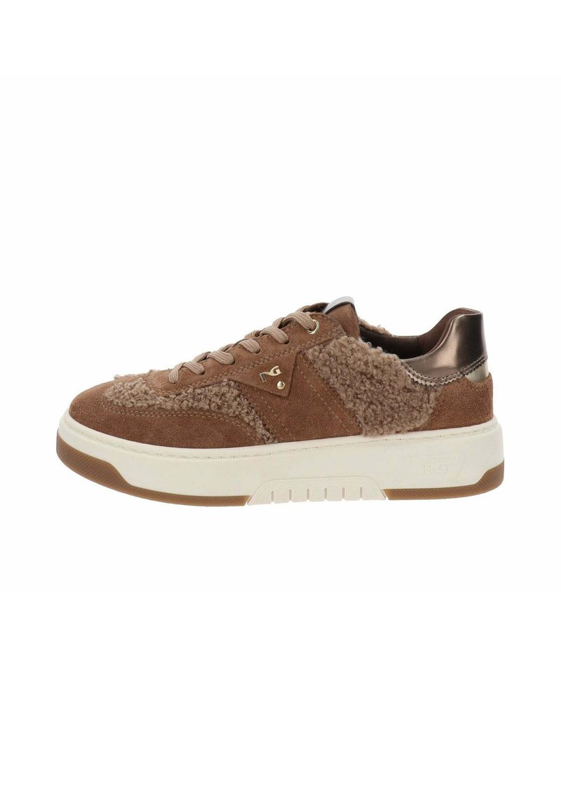 Braune Wildledersneaker mit einem strukturierten, flauschigen Einsatz, runder Zehenpartie, cremefarbener Sohle und bronzefarbenen Akzenten sowie Schnürverschluss.