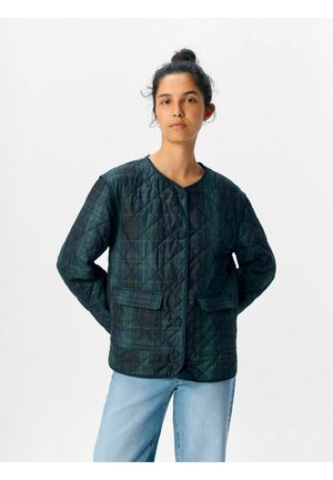 Gepufferte Jacke in dunkelgrünem Karomuster mit rundem Ausschnitt, Druckknöpfen und aufgesetzten Taschen. Strukturierter Stoff mit Rautenmuster.
