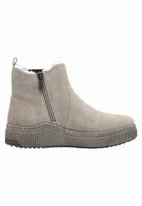 Bottines en suédine grise avec une semelle texturée, fermeture à glissière sur le côté, et col en fausse fourrure. Le design présente des coutures discrètes et des accents côtelés.