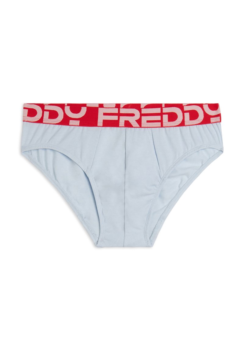 Biancheria intima in cotone azzurro chiaro con un elastico rosso in vita con la scritta "FREDDY" in lettere maiuscole. Progettata per una vestibilità aderente e senza decorazioni.