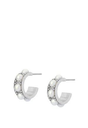 Boucles d'oreilles demi-anneau en argent ornées de cinq perles blanches rondes disposées le long du bord extérieur de la courbe de chaque boucle d'oreille.