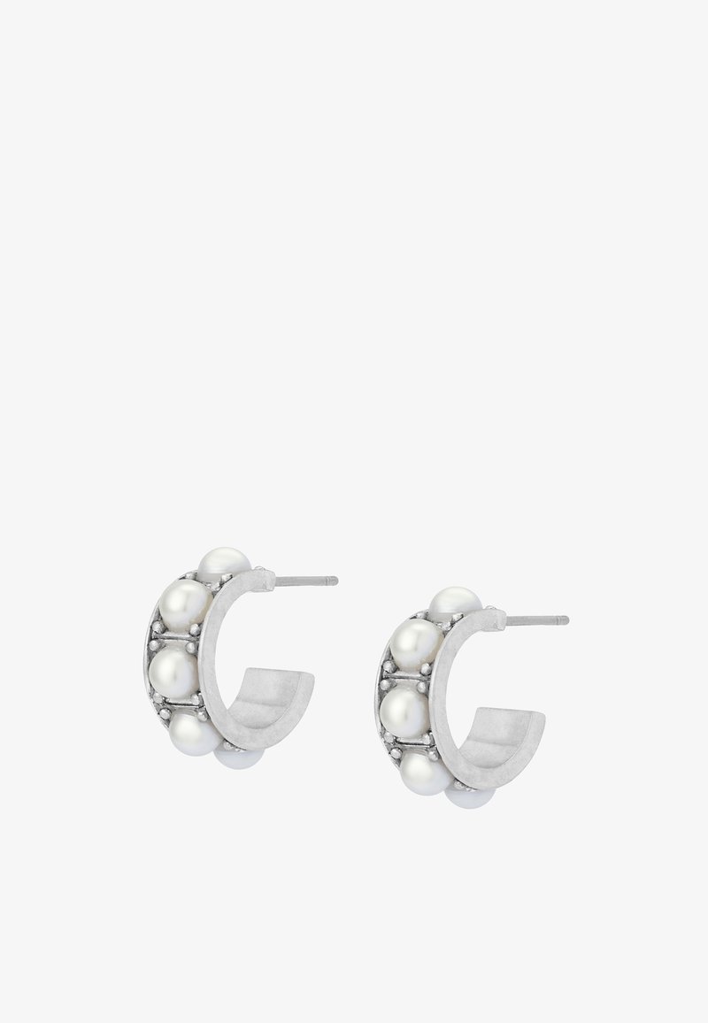 Boucles d'oreilles demi-anneau en argent ornées de cinq perles blanches rondes disposées le long du bord extérieur de la courbe de chaque boucle d'oreille.