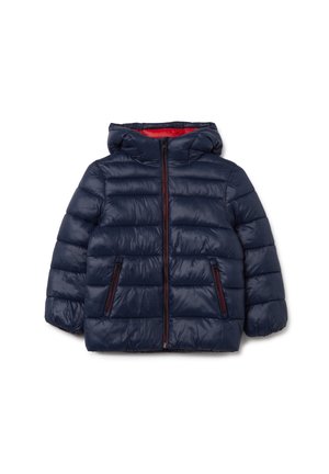 Doudoune navy avec capuche, dotée d'une doublure rouge, d'un design matelassé horizontal et de deux poches latérales zippées. Texture lisse et brillante.