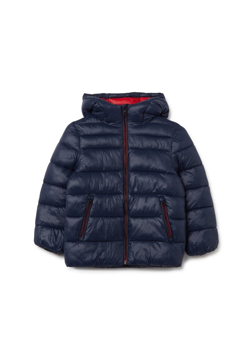 Giacca a vento blu navy con cappuccio, con fodera rossa, design a righe orizzontali e due tasche laterali con zip. Texture liscia e lucida.