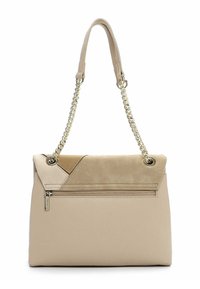 Borsa a mano in pelle beige con dettaglio in suede, forma strutturata, tracolla a catena e tasca frontale con cerniera. Texture liscia e dettagli minimalisti.