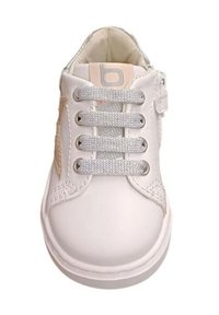 Sneaker bianca con tomaia in pelle liscia, lacci grigi e un delicato accento color tannino sul lato. Presenta dettagli cuciti e una punta arrotondata.