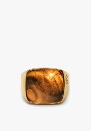 Guld ring med en stor, glat, firkantet brun sten. Båndet er bredt og har et diskret indgraveret logo på den ene side.