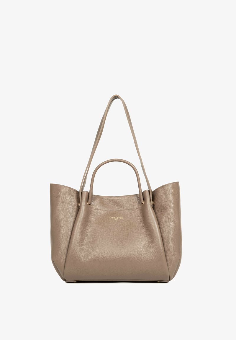 Sac à main en cuir taupe avec poignées courtes et longues, surface texturée et logo doré discret au centre avant.