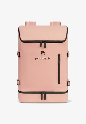 Mochila rosa con un diseño estructurado, que presenta cremalleras negras, logo, solapa superior, bolsillo lateral, correas ajustables y detalles de cierre.