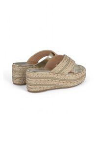 Hakken sandalen met een metallic gouden kruisband ontwerp. Natuurlijke geweven jute zool met een dikke plateauzool, een gladde voering aan de binnenkant en een ronde teen.