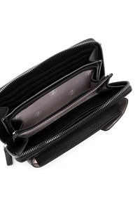 Juodas odinis piniginė su keliomis skyreliais, užtrauktuko uždarymu ir vidiniu raštuotu pamušalu. Turi kortelių lizdus ir struktūruotą išorinę dalį.