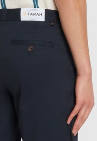 Farah Shorts - true navy