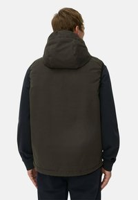Padded Weste in dunkelgrün mit einer großen Kapuze, ausgestattet mit einer glatten Textur und kontrastierenden marineblauen Ärmeln, entworfen für Wärme und Bewegungsfreiheit.