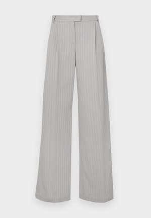 Lys grå vidbenede bukser med vertikale hvite striper, med en frontfold og flat midje. Laget av glatt stoff.