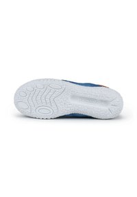 Suela de zapato deportivo azul con goma blanca texturizada, que presenta un patrón de banda de rodadura ondulada y agarres circulares para tracción.