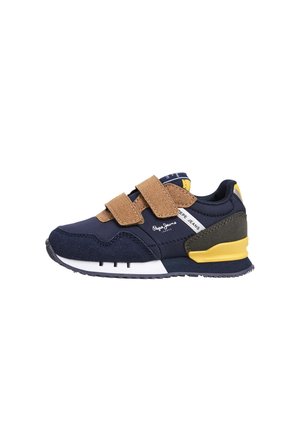 Baskets marines avec des bandes Velcro beige, des accents jaunes et une finition en suede texturé. Présentent une semelle intermédiaire blanche et une semelle extérieure en caoutchouc noir.