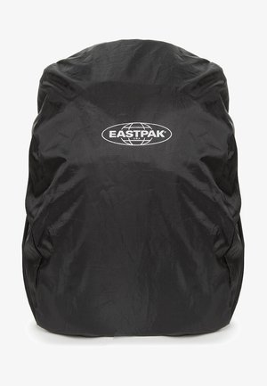 Svart Eastpak-ryggsäck med en jämn textur och rund form. Har en framträdande vit logotyp på framsidan. Tillverkad av tåligt material.