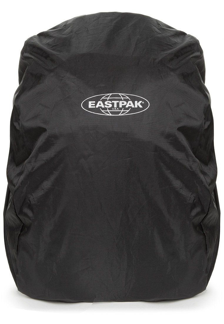 Musta Eastpak-reppu, jossa on sileä pinta ja pyöreä muoto. Etupuolella on suuri valkoinen logo. Valmistettu kestävästä materiaalista.
