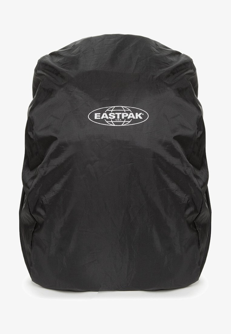 Musta Eastpak-reppu, jossa on sileä pinta ja pyöreä muoto. Etupuolella on suuri valkoinen logo. Valmistettu kestävästä materiaalista.