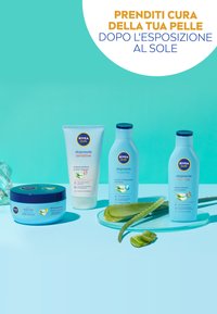 Quattro prodotti NIVEA Sun doposole: un barattolo blu, un tubo bianco e due bottiglie blu, tutti con fresche aloe vera e un packaging brillante.