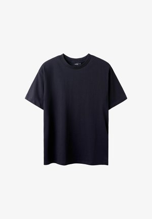 Zwarte katoenen t-shirt met korte mouwen, ronde halslijn en een relaxte pasvorm. Eenvoudig ontwerp, geen grafische prints of opvallende patronen.