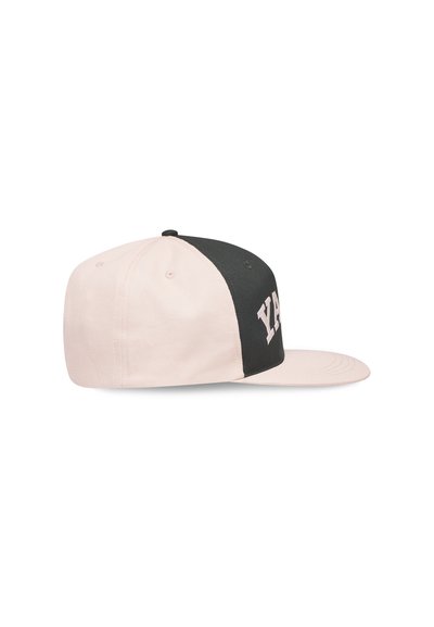 Casquette avec un devant rose et un arrière noir, arborant de grandes lettres blanches. Design à visière plate avec une finition en tissu texturé.