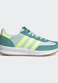 Low-Top-Sneaker mit türkisfarbenen Velouroberflächen, hellgrünen Streifen, weißen Schnürsenkeln, weißer gepolsterter Sohle und Gummilaufsohle, Seitenansicht.