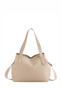 Bolso de cuero beige con asas dobles y acabado texturizado. Presenta una parte superior curvada y una correa tejida en un lado. Cierre con cremallera.