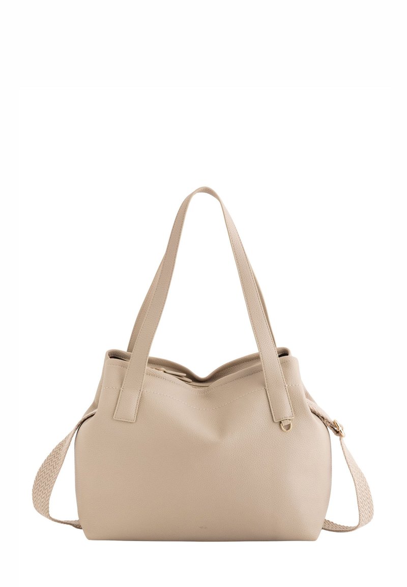 Bolso de cuero beige con asas dobles y acabado texturizado. Presenta una parte superior curvada y una correa tejida en un lado. Cierre con cremallera.