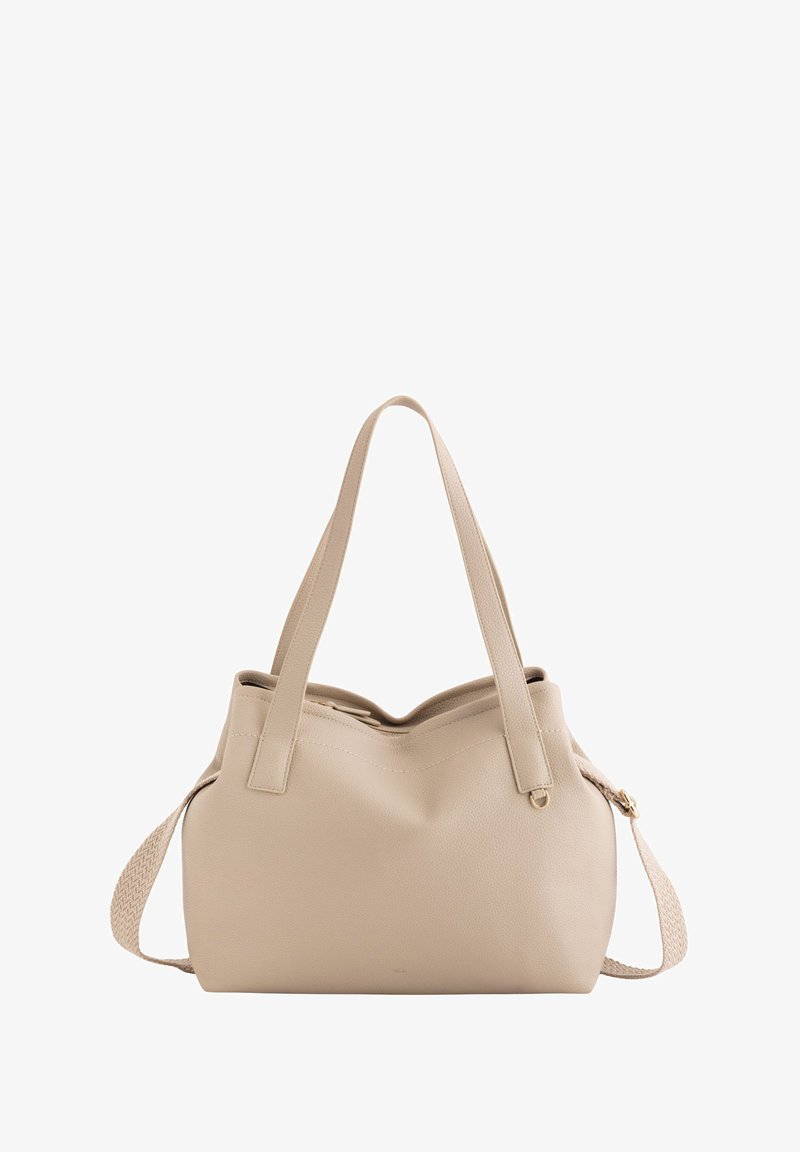 Bolso de cuero beige con asas dobles y acabado texturizado. Presenta una parte superior curvada y una correa tejida en un lado. Cierre con cremallera.