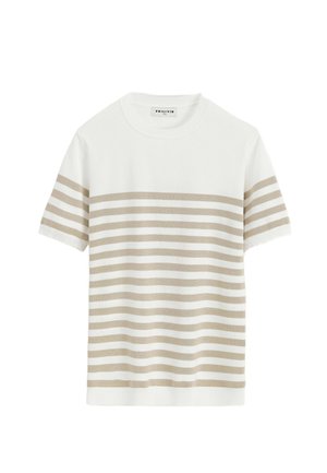 Haut en tricot à manches courtes de couleur blanche, arborant des rayures horizontales beige clair sur la poitrine et les manches, avec un col rond et un ourlet côtelé.