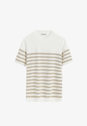 Haut en tricot à manches courtes de couleur blanche, arborant des rayures horizontales beige clair sur la poitrine et les manches, avec un col rond et un ourlet côtelé.