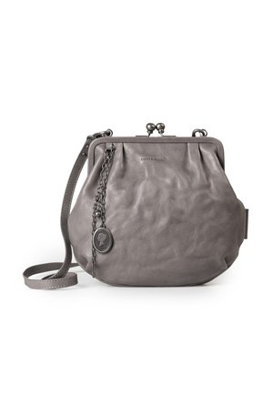 Borsa a tracolla in pelle grigia con design plissettato, accentuata da una catena e con chiusura a scatto. Presenta una tracolla removibile per una maggiore versatilità.
