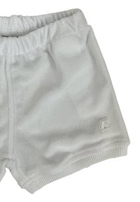 Pantaloni corti in spugna bianca con elastico in vita, caratterizzati da polsini a costine e un piccolo logo impresso nell'angolo inferiore.