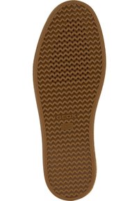 Suela de zapato de goma marrón con un patrón de taco ondulado y pequeños agujeros de ventilación. Presenta la marca "GEOX" y la leyenda "PATENTE ITALIANA".