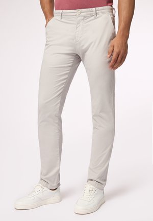 Lichtgrijze, slim-fit chino's gemaakt van een katoenmix. Voorzien van zijzakken, knoopsluiting en een soepele textuur. Draag ze met witte sneakers.